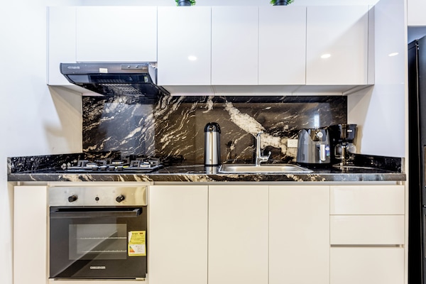 Deluxe Apartment | Private kitchen | Blender, freezer