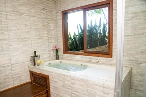 Deluxe Suite | Bathroom | Hair dryer, towels, soap, shampoo