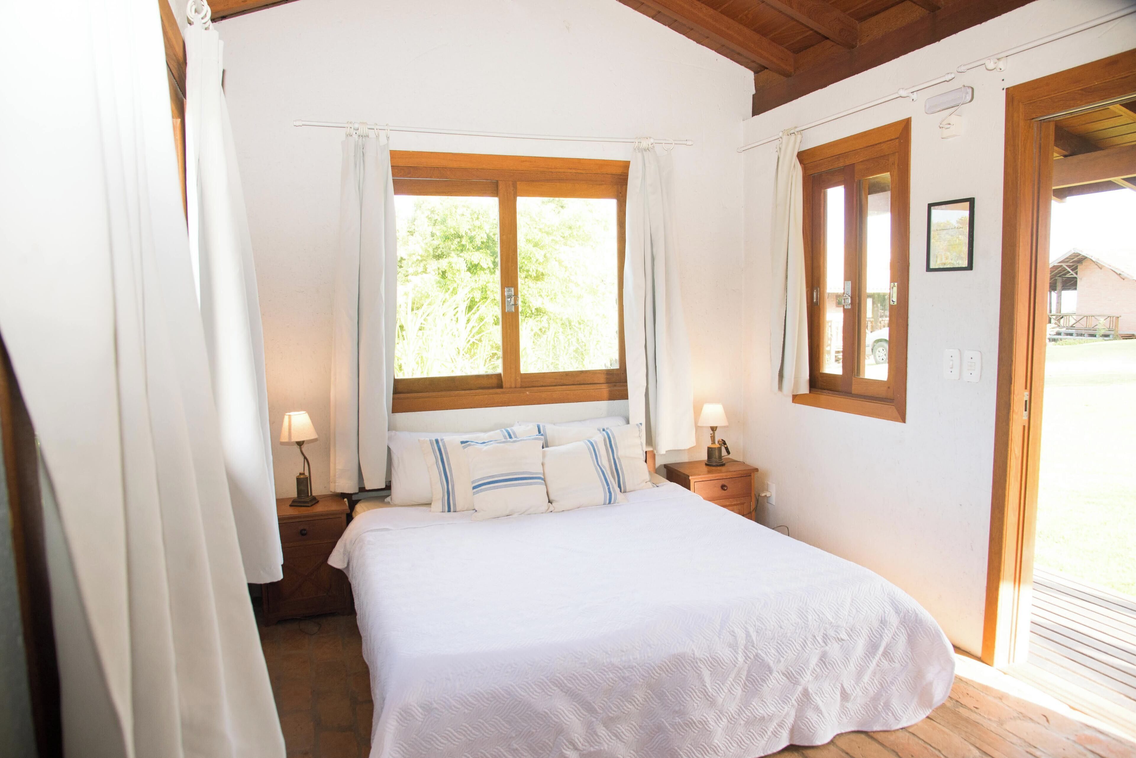 Quarto casal clássico | Wi-Fi de cortesia, roupa de cama