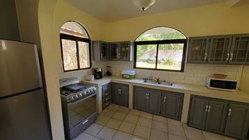 Réfrigérateur, micro-ondes, four, cafetiÚre/bouilloire