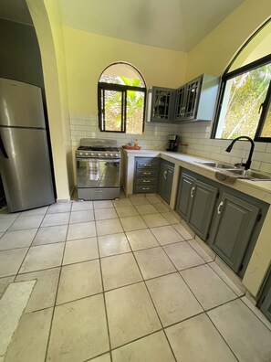 Kühlschrank, Mikrowelle, Ofen, Wasserkocher mit Kaffee-/Teezubehör