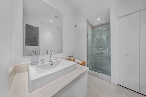 تجهيزات دش، مجففات شعر، مناشف، صابون