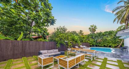 Up to 12 guests! House in Design District