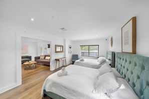 4 Schlafzimmer, Schreibtisch, Bügeleisen/Bügelbrett, Reisekinderbett