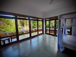 Quarto casal superior, sacada, vista para o jardim | Escrivaninha, espaço de trabalho para notebook, Wi-Fi de cortesia