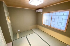 Desk - Rinn Tsukinowa (Kyoto)