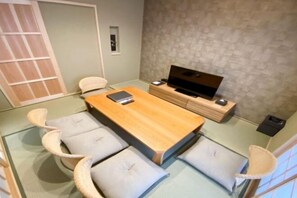 Desk - Rinn Tsukinowa (Kyoto)