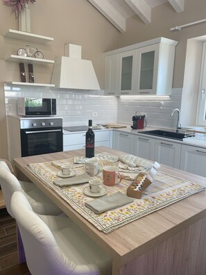 Fridge, microwave, oven, stovetop - Penthouse 800: elegant and refined apartment located in a historic hamlet (Castiglion Fosco)