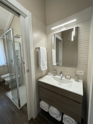 Bruser, hårtørrer, bidet, håndklæder