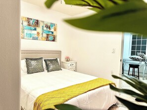 6 bedrooms, desk, iron/ironing board, travel crib