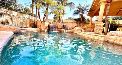 Santa Ana Royal prestige home/ pool-spa resort style/ Disneyland/Beaches/16guest