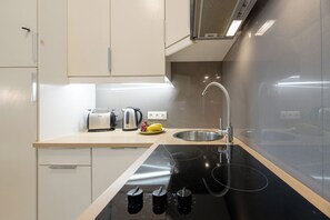 Fridge, dishwasher, electric kettle, toaster - "Fantastica  Warszawa" Modern Studio in the CityCenter of Warsaw (Warszawa)
