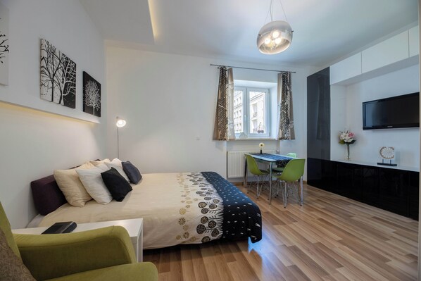 Iron/ironing board, WiFi, bed sheets - "Fantastica  Warszawa" Modern Studio in the CityCenter of Warsaw (Warszawa)