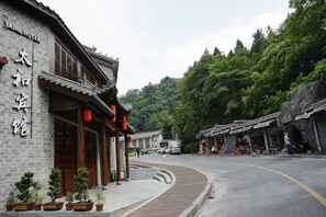 Un bâtiment traditionnel sur lequel on peut lire une enseigne indiquant « HÔTEL TAIHE » ainsi que des caractères chinois.