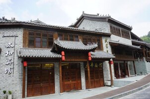 Un edificio tradicional con varias puertas y ventanas, con la leyenda 'TAIHEHOTEL' y 'TAIHEHOTEL'.