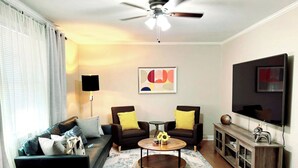 Smart TV - Charming Brand NEW  3B/2bathroom house closed by to all shopping and MUSC (Florence)