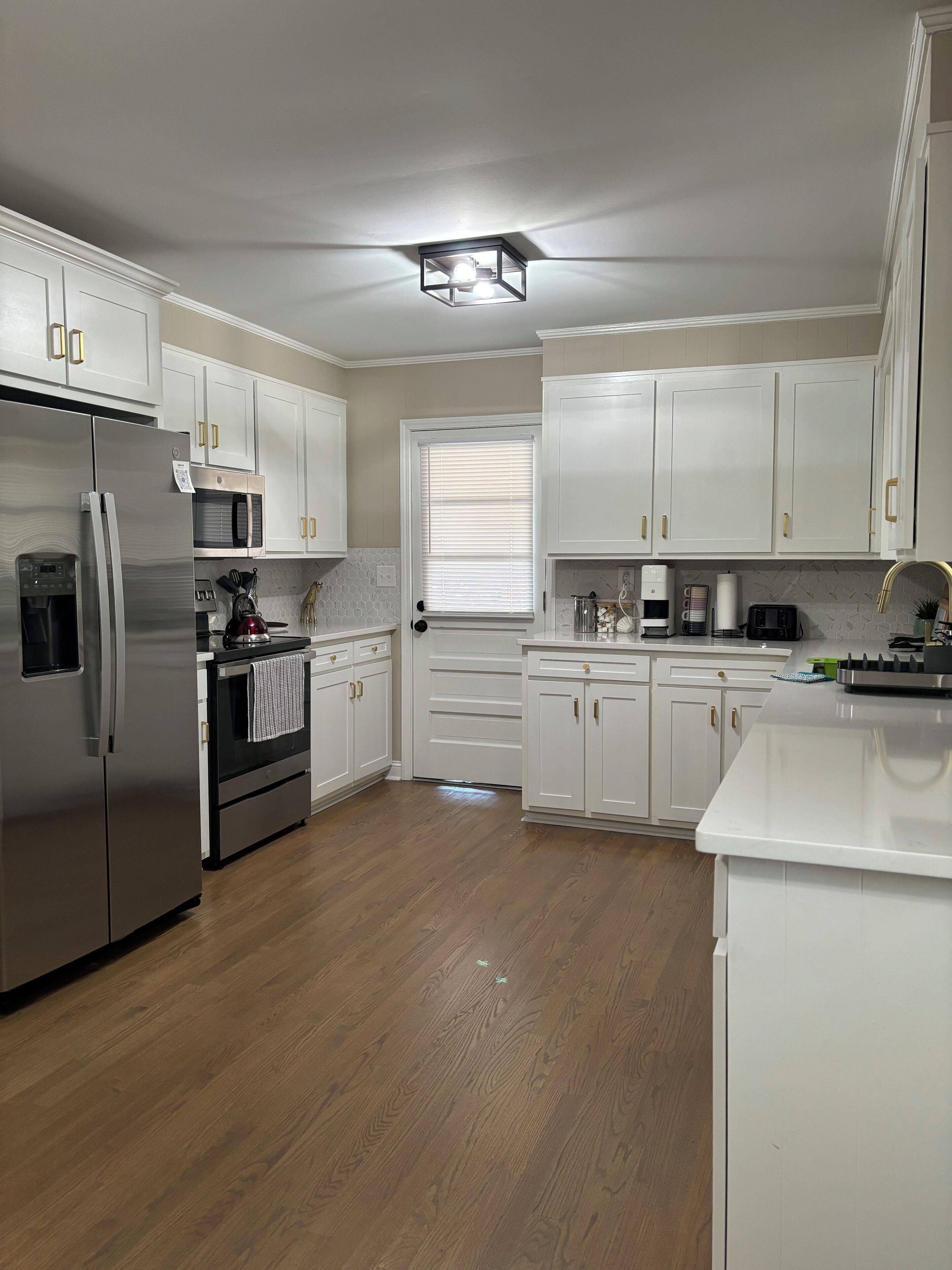 Refrigerador, microondas, horno y parrilla de estufa 