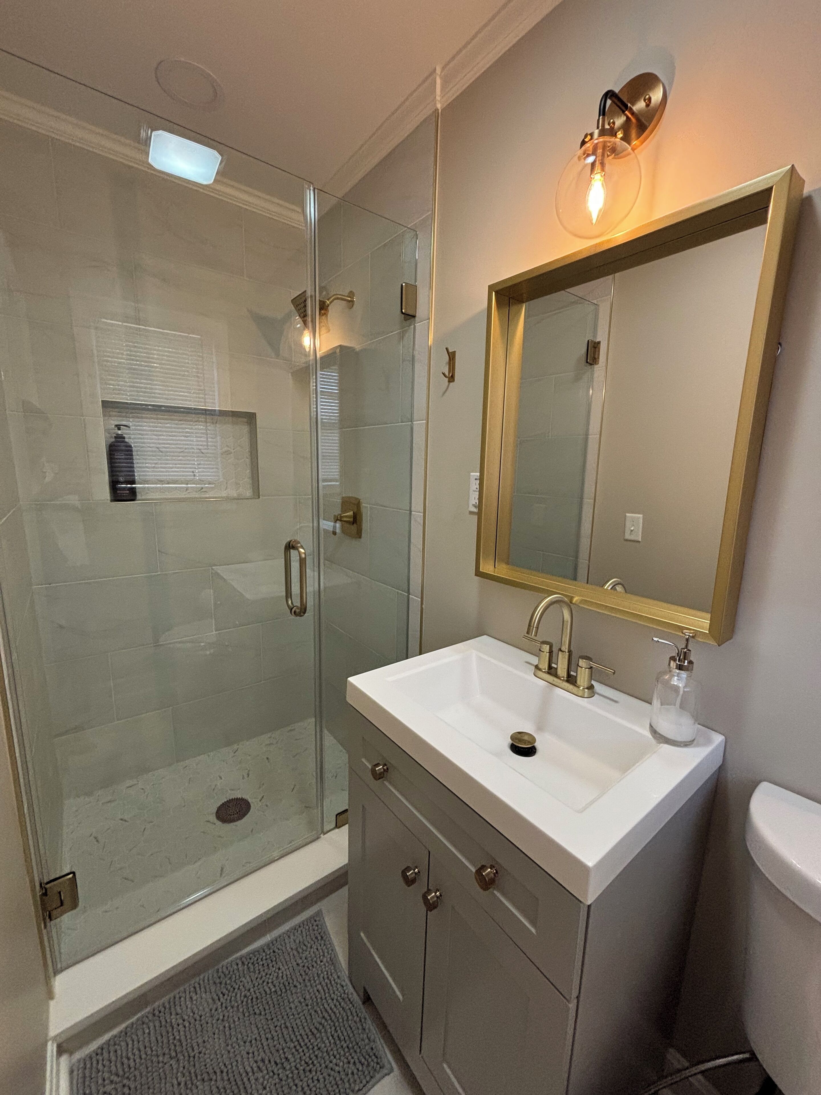 Douche, sèche-cheveux, bidet, serviettes fournies