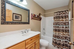 Hair dryer, towels - Mtn-View Deck: Cabin Near New River State Park! (Piney Creek)