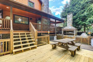 Outdoor dining - Mtn-View Deck: Cabin Near New River State Park! (Piney Creek)