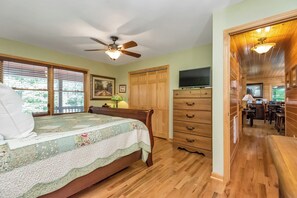 4 bedrooms, desk, iron/ironing board, Internet - Mtn-View Deck: Cabin Near New River State Park! (Piney Creek)