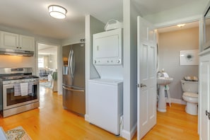 Réfrigérateur, micro-ondes, plaque de cuisson, lave-vaisselle