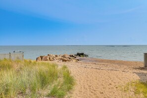 Una spiaggia nelle vicinanze