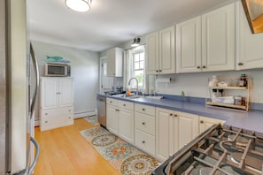 Réfrigérateur, micro-ondes, plaque de cuisson, lave-vaisselle