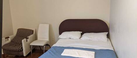 1 bedroom, WiFi, bed sheets