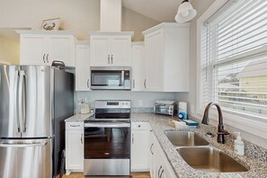 Kjøleskap, mikrobølgeovn, ovn og kokeplater