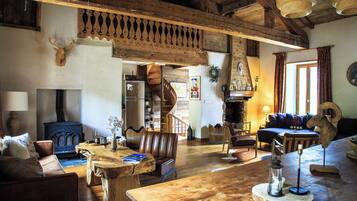 Smart-TV, Tischtennisplatte, Bücher, Stereoanlage