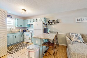 Køleskab, mikrobølgeovn, ovn, kogeplade