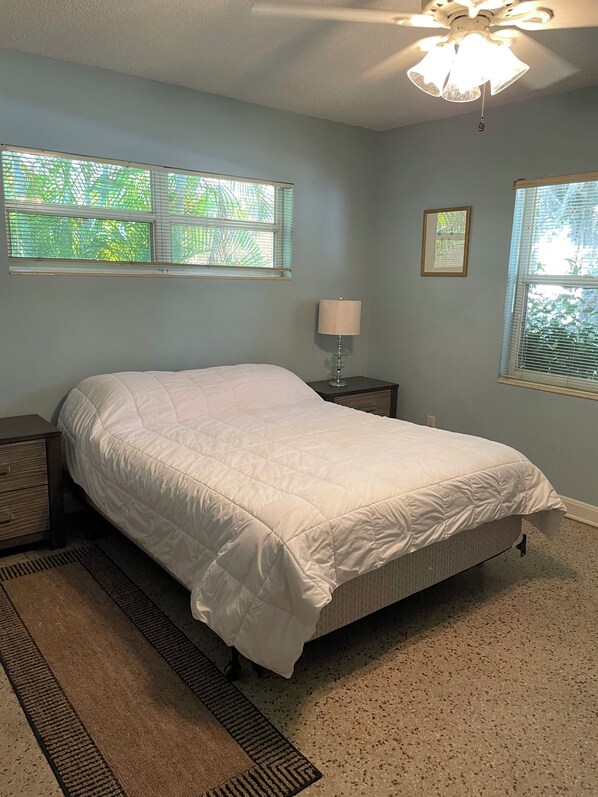 2 bedrooms, iron/ironing board, WiFi, bed sheets - Clean quiet safe Charming 2-bedroom house in beautiful Vero Beach Florida (Vero Beach)