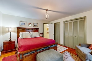 3 bedrooms, iron/ironing board, internet, bed sheets