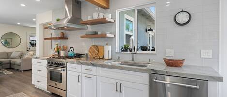 Een koelkast, een microgolfoven, een oven, een kookplaat