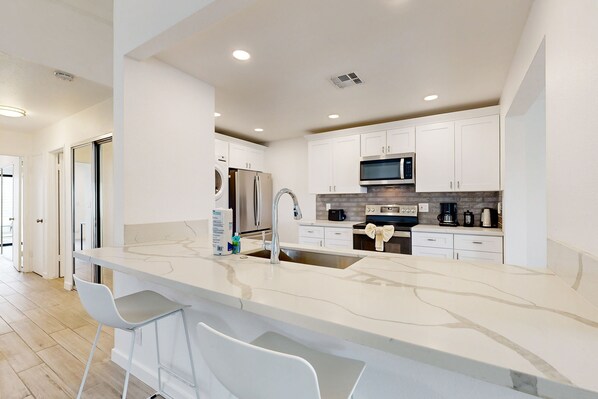 Een koelkast, een magnetron, een oven, een kookplaat