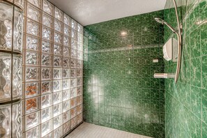 Hair dryer, towels - Family friendly water view escape with deck, games and garden views (Clinton)
