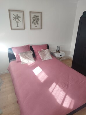 2 bedrooms, iron/ironing board, travel cot, free WiFi