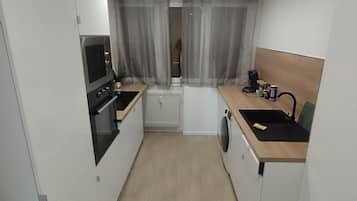 Frigorifero, microonde, forno, piano cottura