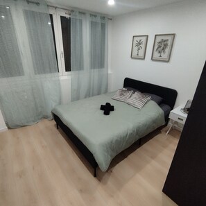 2 slaapkamers, een strijkplank/strijkijzer, reisbedje, gratis wifi