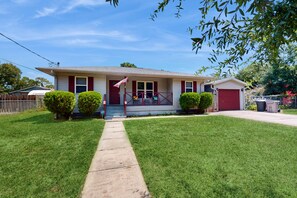 Exterior - Cozy coastal home with a private pool and close to Johnson Beach (Perdido Key)