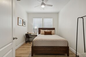 5 chambres, fer et planche à repasser, Wi-Fi, draps fournis