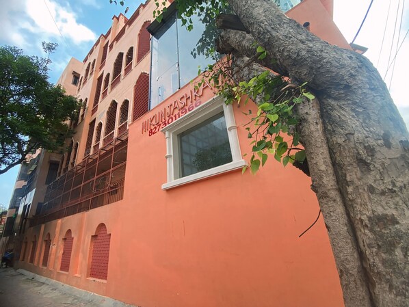 Unclassified image, 1 of 6, button - Nikunj Ashram Hotel (Mathura)