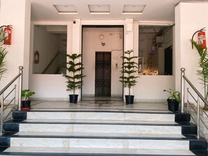 Unclassified image, 2 of 6, button - Nikunj Ashram Hotel (Mathura)