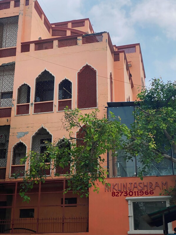 Front of property - Nikunj Ashram Hotel (Mathura)