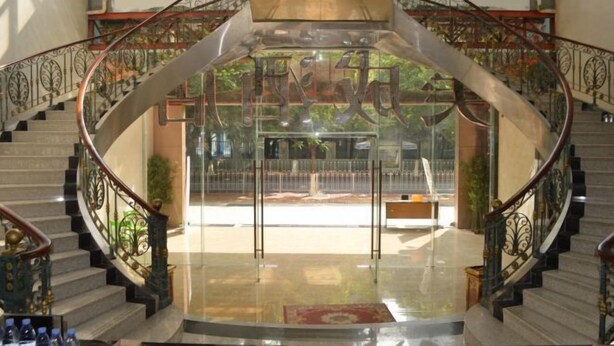 A grand staircase with ornate metal railings and a clear glass enclosure at the top. - Meicheng Hotel (Guangzhou Zhujiang New Town Subway Station) (Guangzhou)