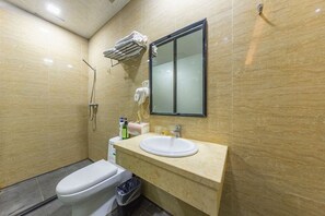 A compact bathroom with a toilet, sink, and a towel rack. - Meicheng Hotel (Guangzhou Zhujiang New Town Subway Station) (Guangzhou)