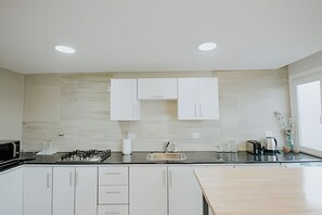 Apartament estàndard | Cuina privada | Frigorífic petit, microones, forn i placa de cuina 