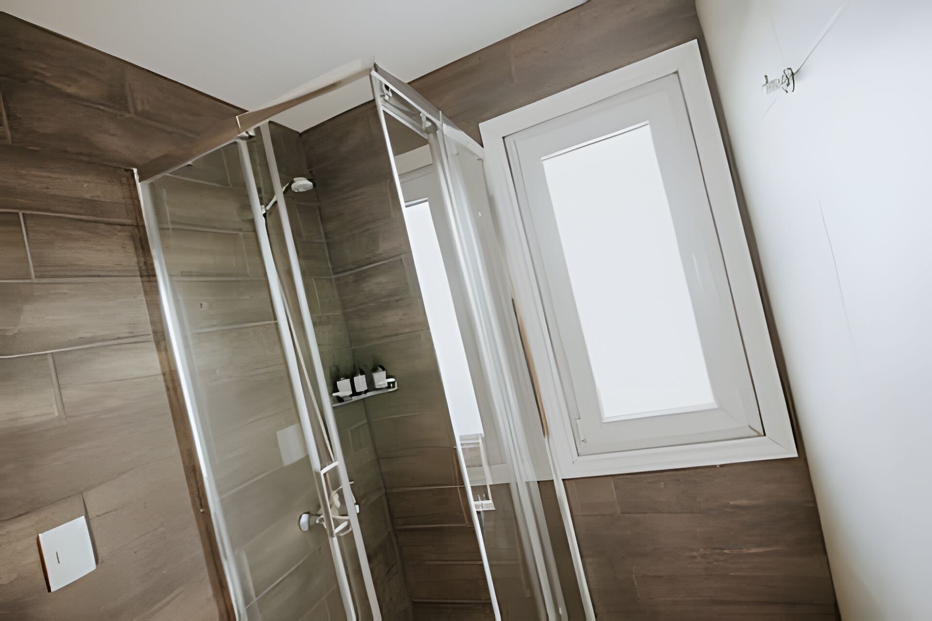 Apartamento standard | Banheiro | Chuveiro, toalhas de banho, sabonete, shampoo