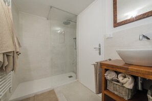 Dusj, hårføner, bidé og håndklær